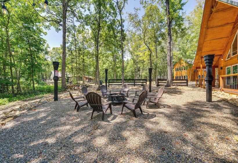 Upscale Broken Bow Cabin: Hot Tub & Fishing Pond!