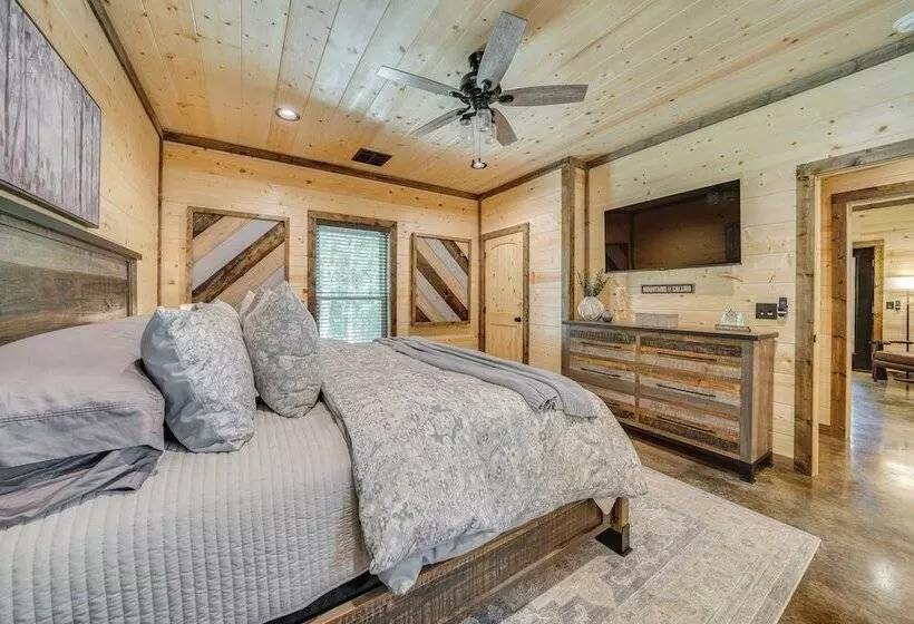 Upscale Broken Bow Cabin: Hot Tub & Fishing Pond!