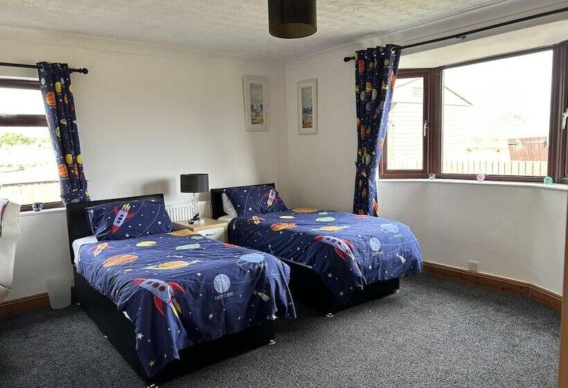 4 Bed Room Bungalow , Open Fire ,perfect Choice