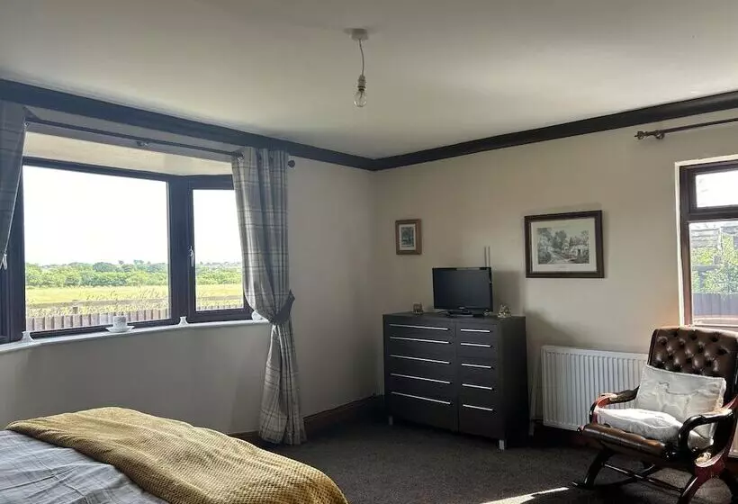 4 Bed Room Bungalow , Open Fire ,perfect Choice