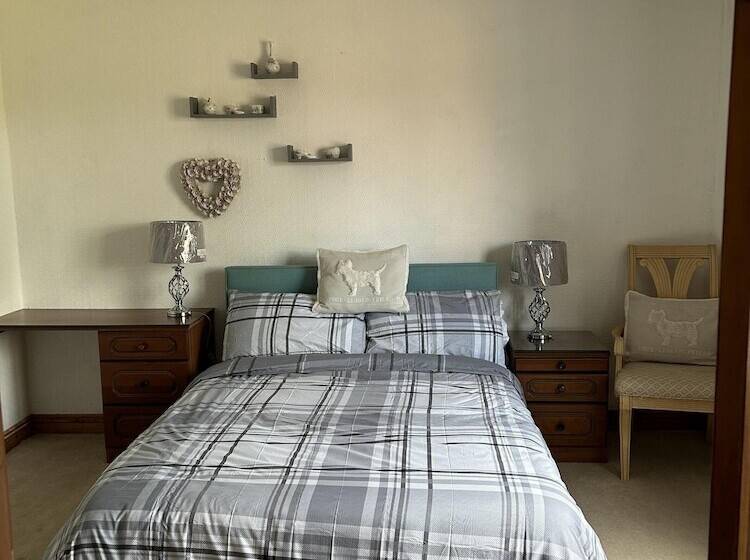 4 Bed Room Bungalow , Open Fire ,perfect Choice