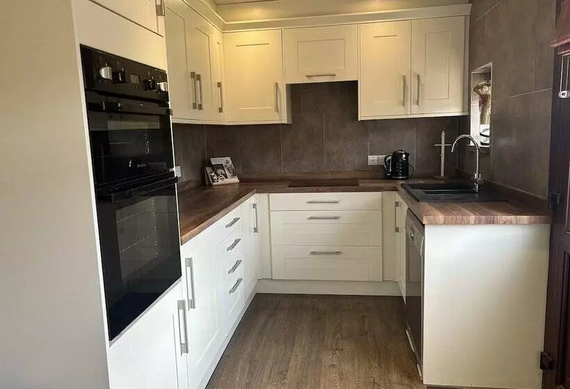 4 Bed Room Bungalow , Open Fire ,perfect Choice