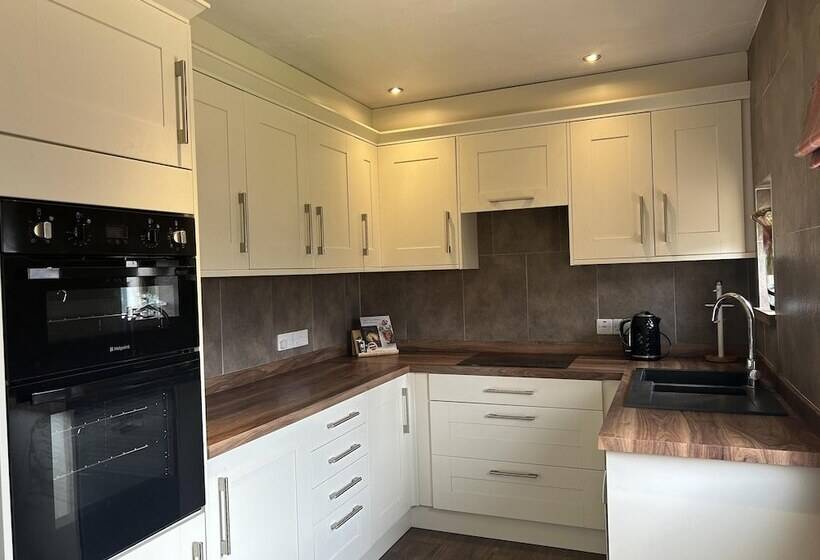 4 Bed Room Bungalow , Open Fire ,perfect Choice