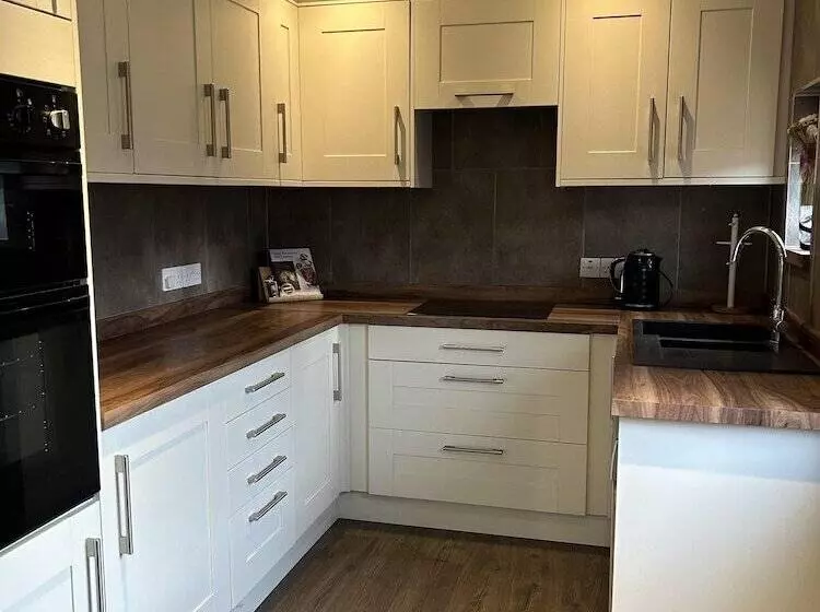 4 Bed Room Bungalow , Open Fire ,perfect Choice