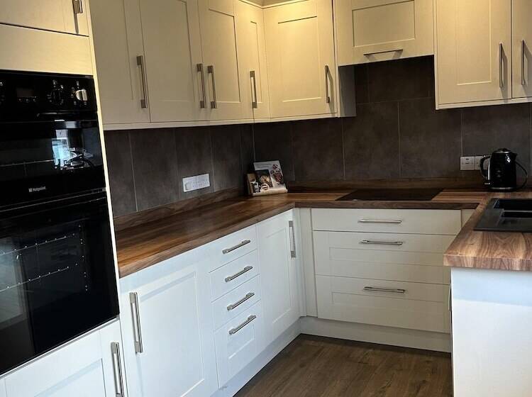 4 Bed Room Bungalow , Open Fire ,perfect Choice