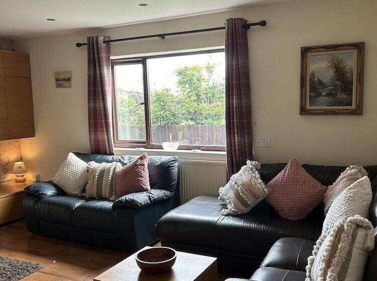 4 Bed Room Bungalow , Open Fire ,perfect Choice