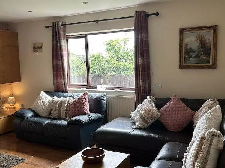 4 Bed Room Bungalow , Open Fire ,perfect Choice