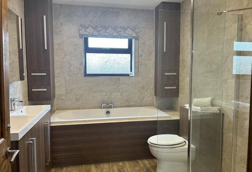 4 Bed Room Bungalow , Open Fire ,perfect Choice