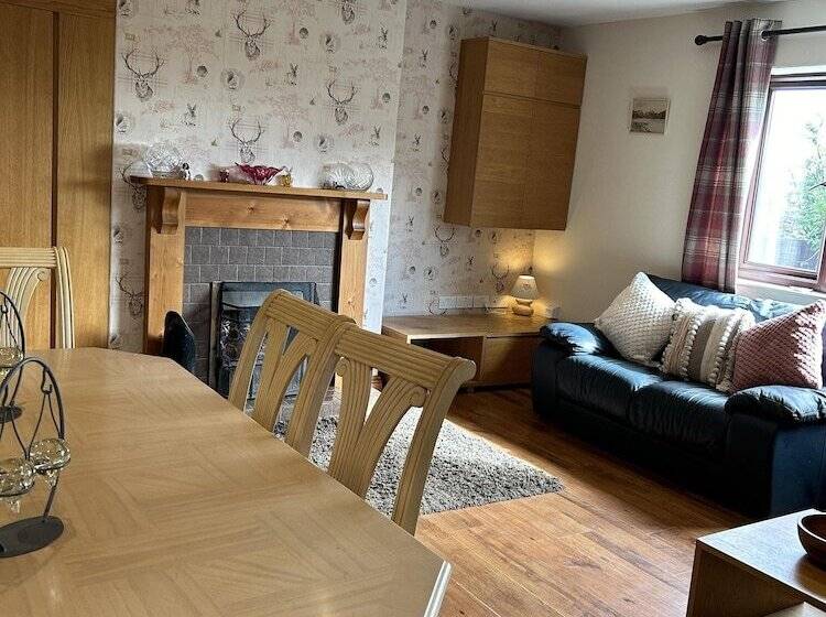 4 Bed Room Bungalow , Open Fire ,perfect Choice