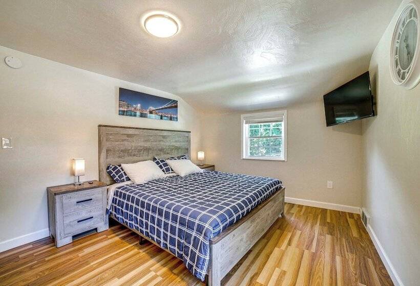 Bright Pittsburgh House W/ Yard: 3 Mi To Downtown!