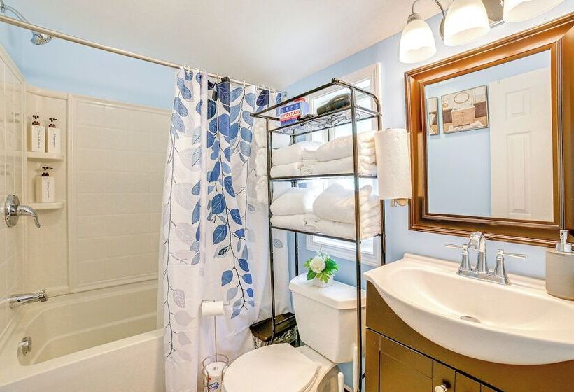 Bright Pittsburgh House W/ Yard: 3 Mi To Downtown!