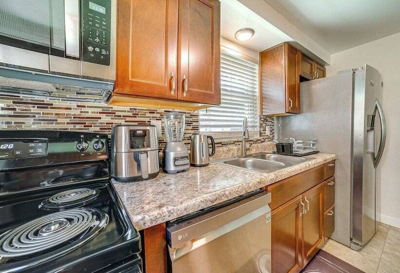 Bright Pittsburgh House W/ Yard: 3 Mi To Downtown!