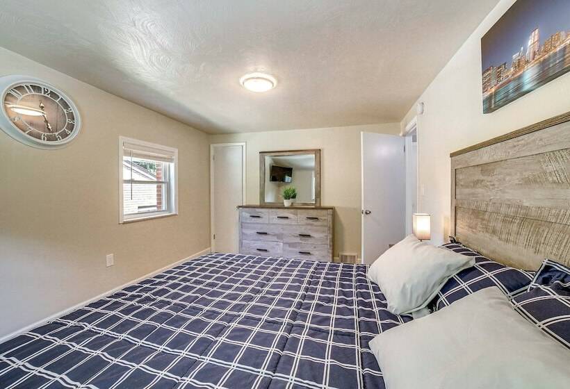 Bright Pittsburgh House W/ Yard: 3 Mi To Downtown!