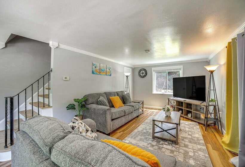 Bright Pittsburgh House W/ Yard: 3 Mi To Downtown!