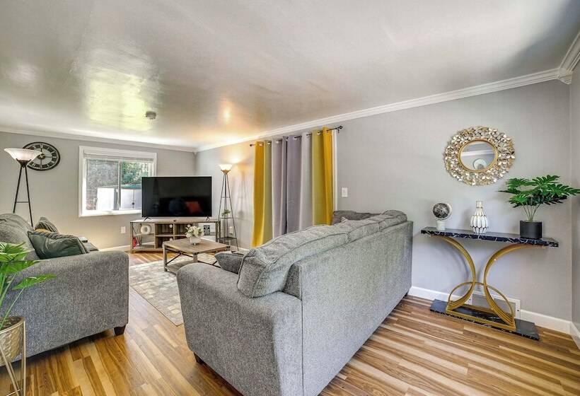 Bright Pittsburgh House W/ Yard: 3 Mi To Downtown!