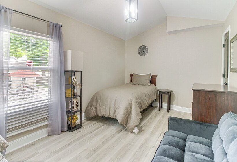 Charlotte Home W/ Yard Near Spectrum Center!