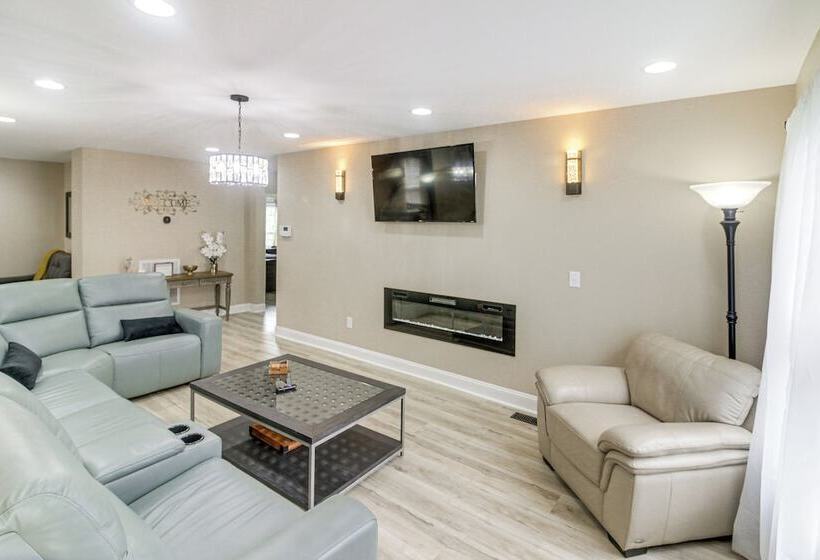 Charlotte Home W/ Yard Near Spectrum Center!