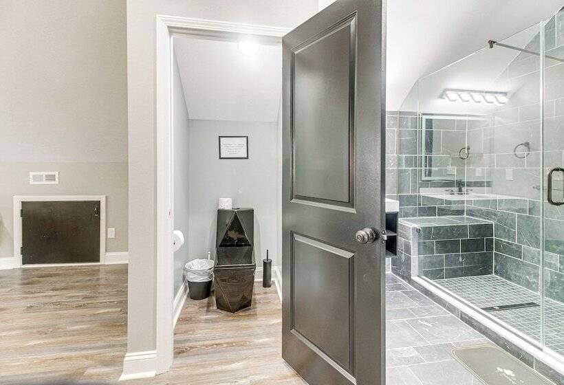 Charlotte Home W/ Yard Near Spectrum Center!