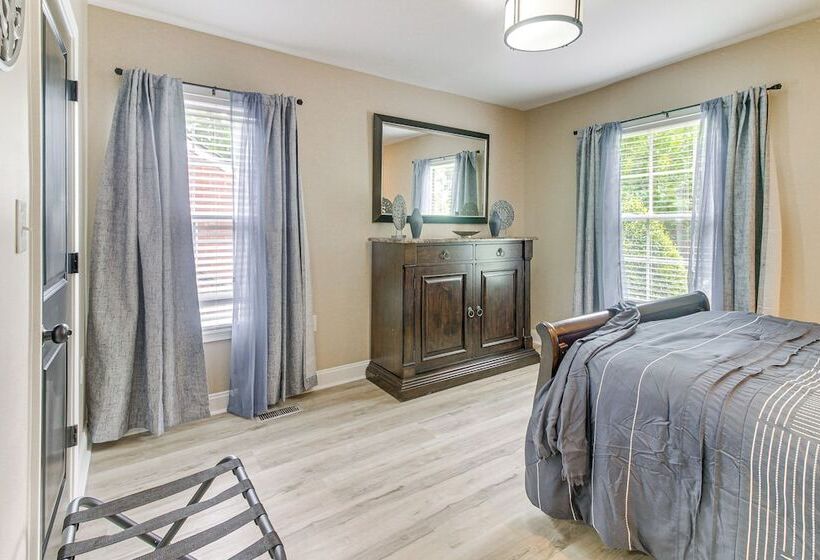 Charlotte Home W/ Yard Near Spectrum Center!