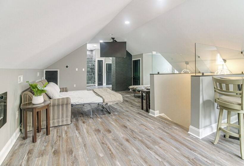 Charlotte Home W/ Yard Near Spectrum Center!