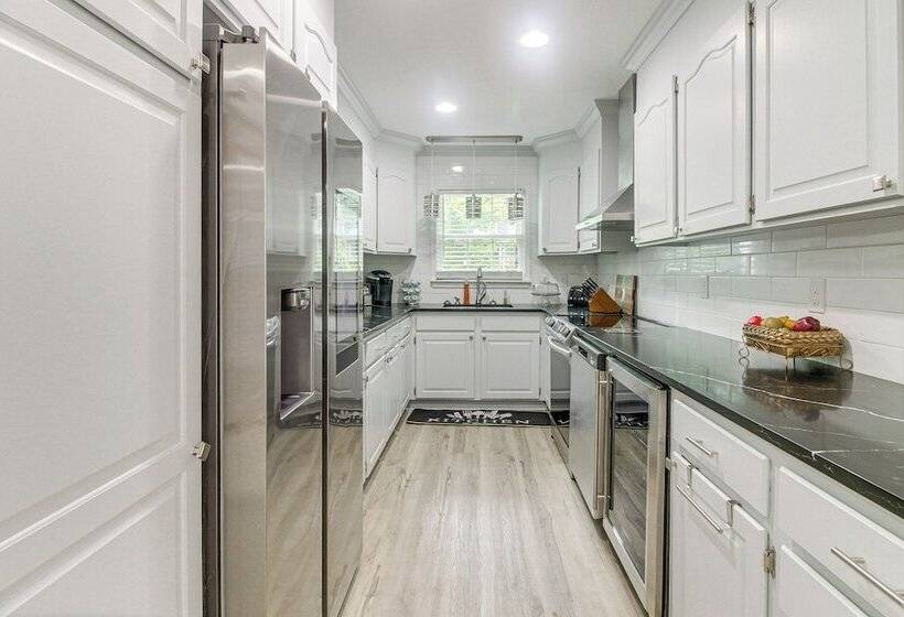 Charlotte Home W/ Yard Near Spectrum Center!