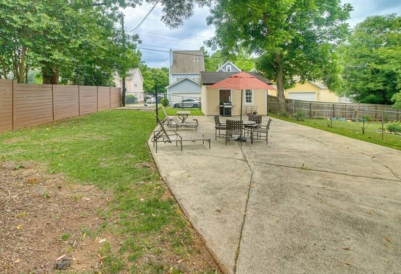 Charlotte Home W/ Yard Near Spectrum Center!