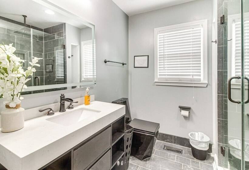 Charlotte Home W/ Yard Near Spectrum Center!