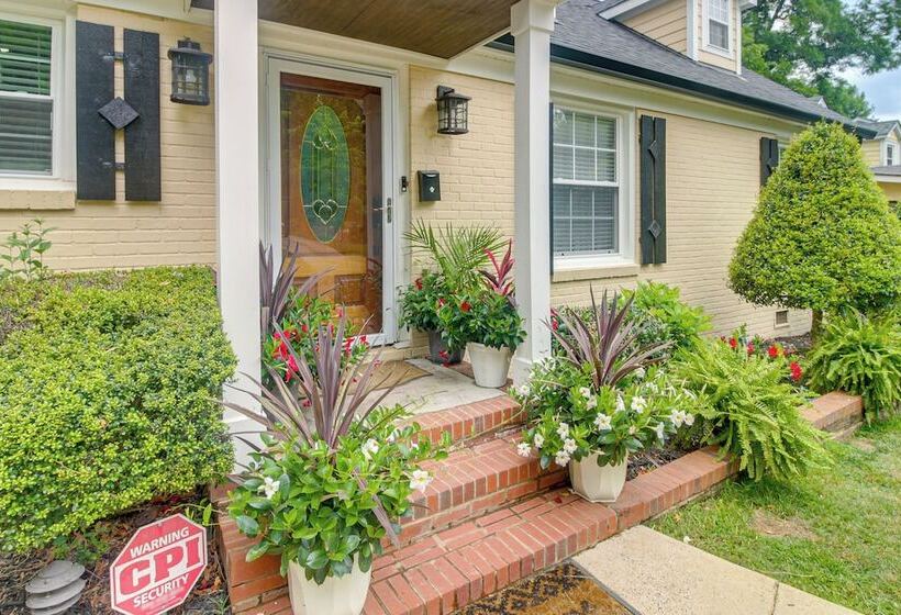 Charlotte Home W/ Yard Near Spectrum Center!