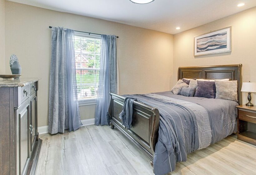 Charlotte Home W/ Yard Near Spectrum Center!