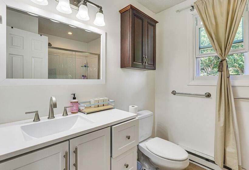 Charming Farmington Home ~ 5 Mi To Uconn Health!