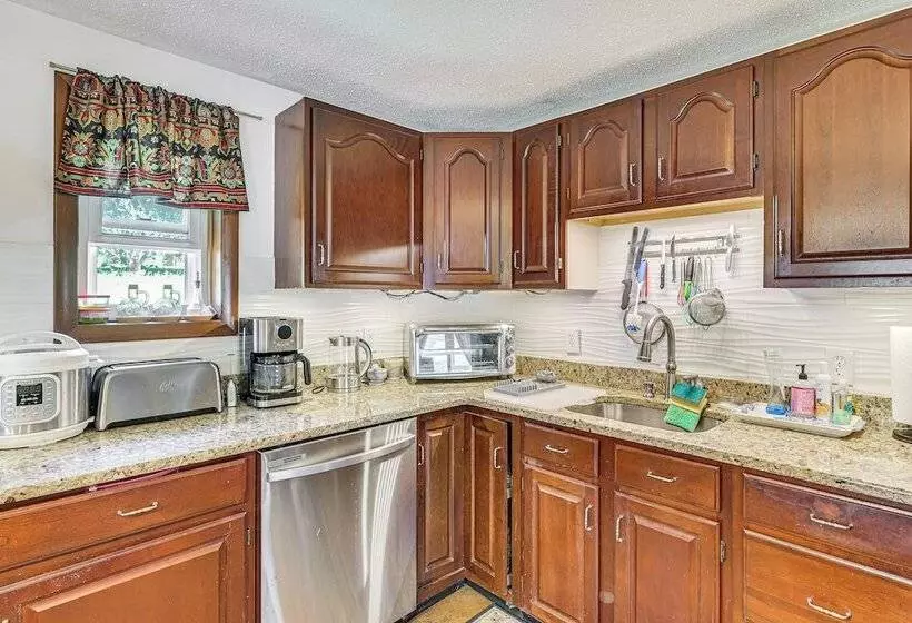 Charming Farmington Home ~ 5 Mi To Uconn Health!