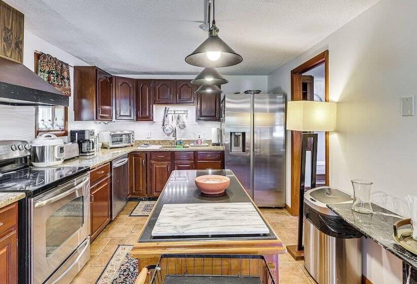 Charming Farmington Home ~ 5 Mi To Uconn Health!