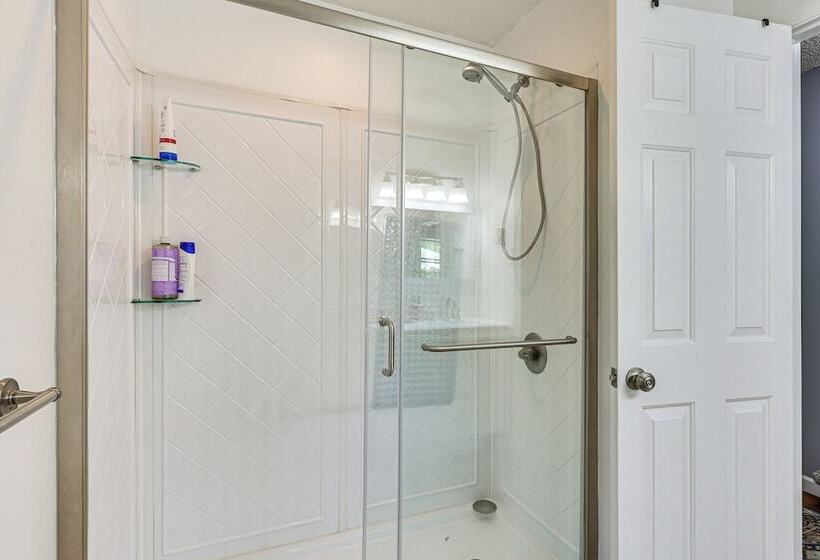 Charming Farmington Home ~ 5 Mi To Uconn Health!