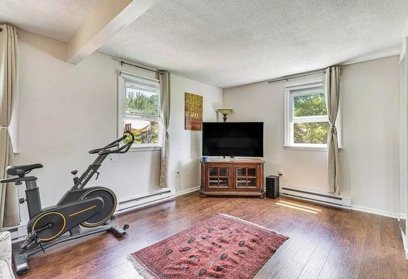 Charming Farmington Home ~ 5 Mi To Uconn Health!