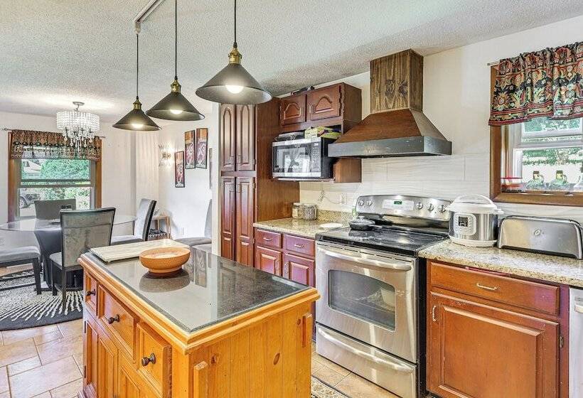 Charming Farmington Home ~ 5 Mi To Uconn Health!