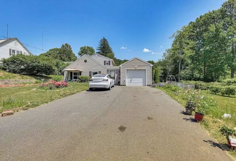 Charming Farmington Home ~ 5 Mi To Uconn Health!