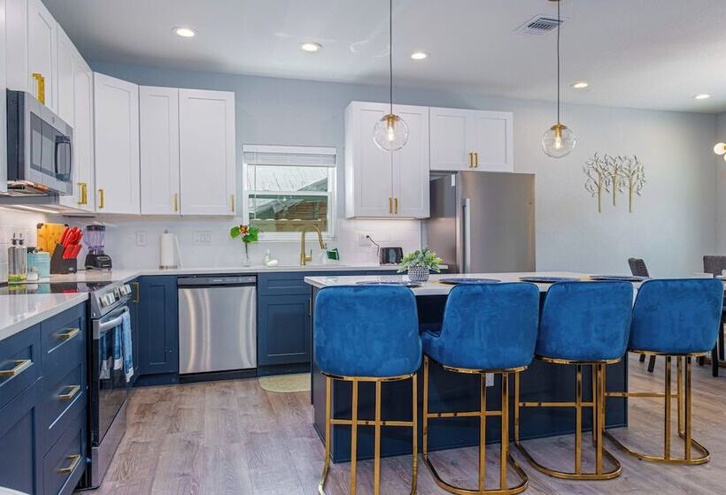 Heaven Sent Convenient 4br/ 3ba Near Downtown