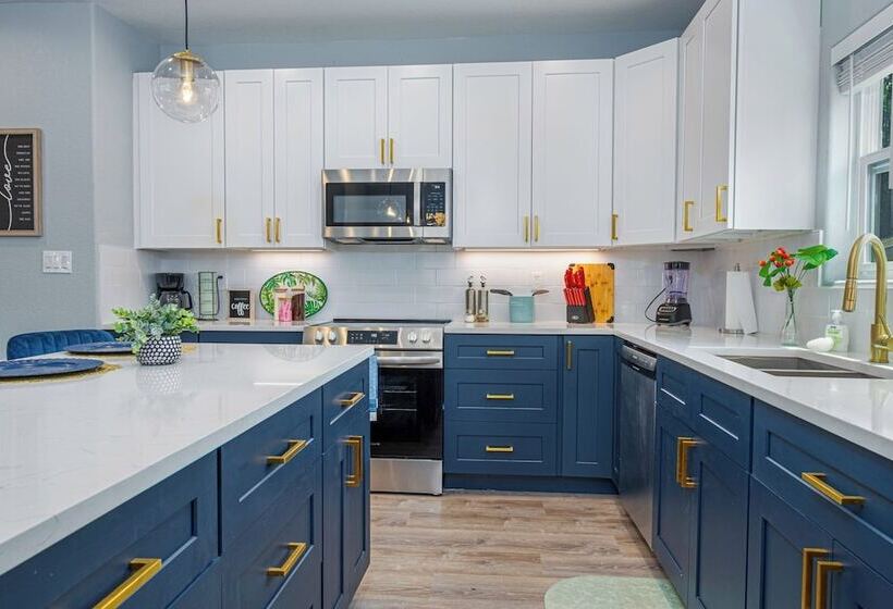 Heaven Sent Convenient 4br/ 3ba Near Downtown