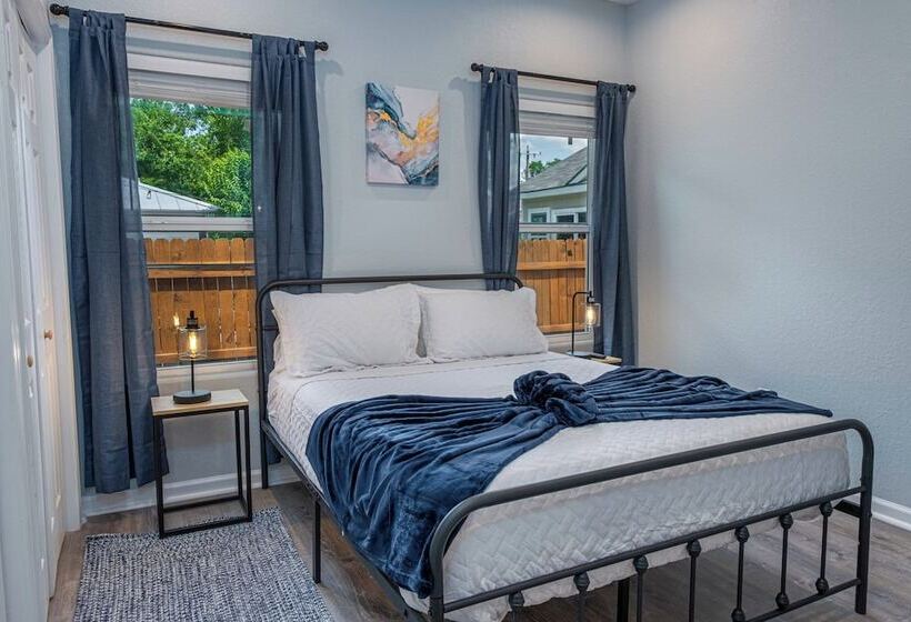 Heaven Sent Convenient 4br/ 3ba Near Downtown