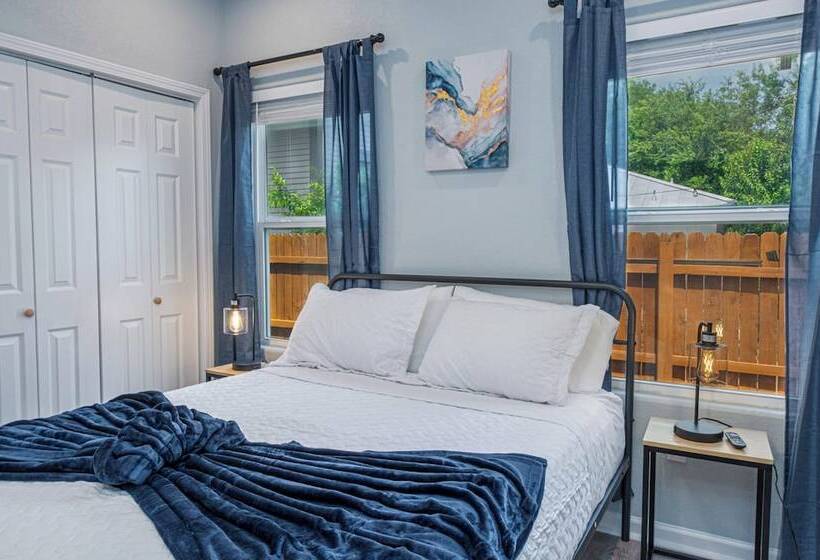 Heaven Sent Convenient 4br/ 3ba Near Downtown