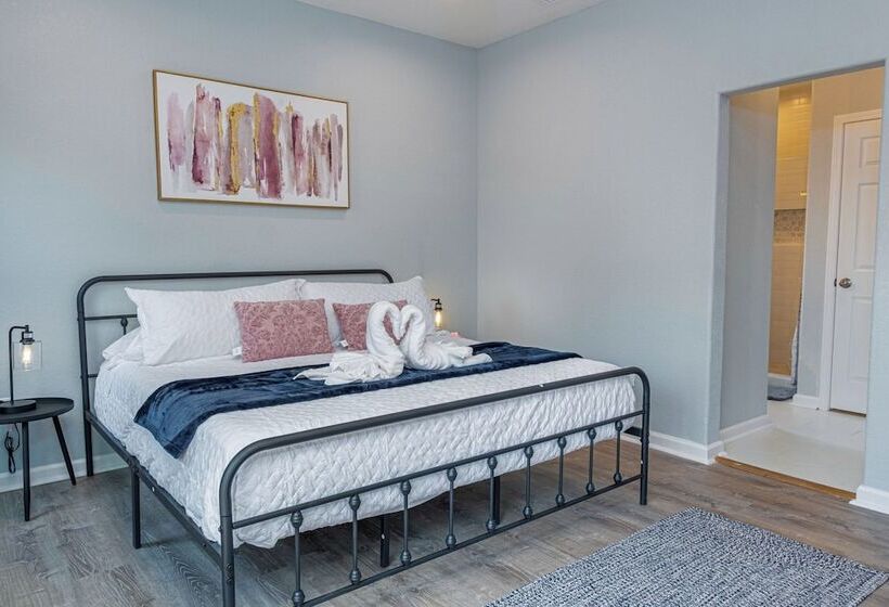 Heaven Sent Convenient 4br/ 3ba Near Downtown