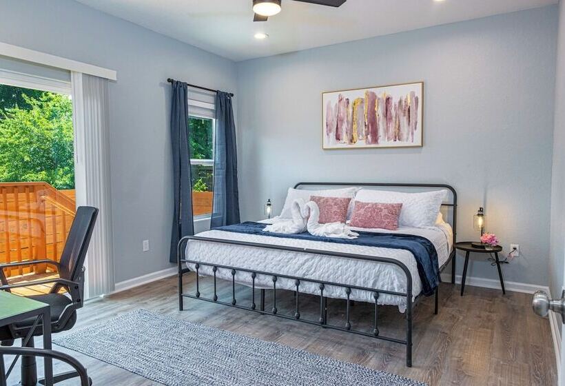 Heaven Sent Convenient 4br/ 3ba Near Downtown