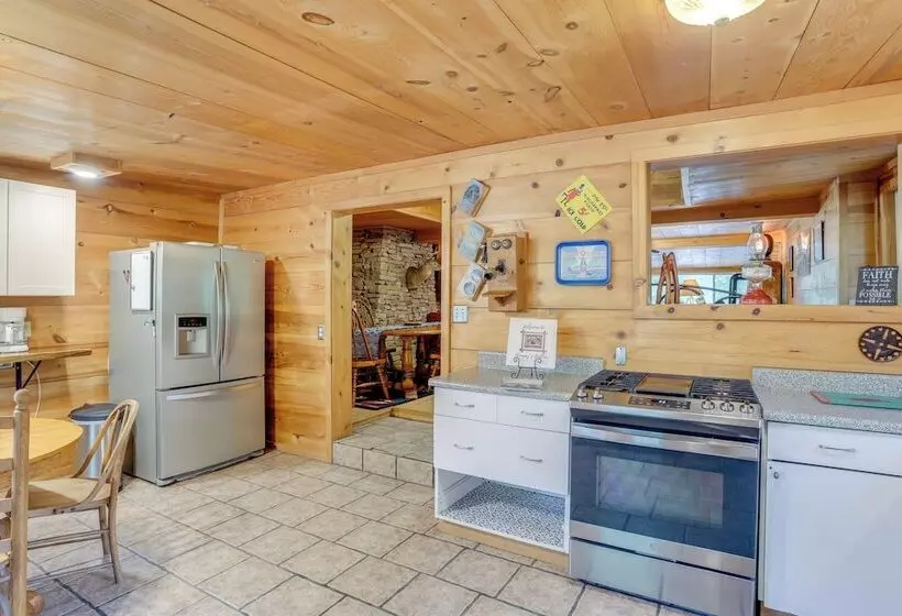 Mountain View Cabin On Farm: 3 Mi To Town & Shops