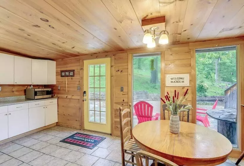 Mountain View Cabin On Farm: 3 Mi To Town & Shops
