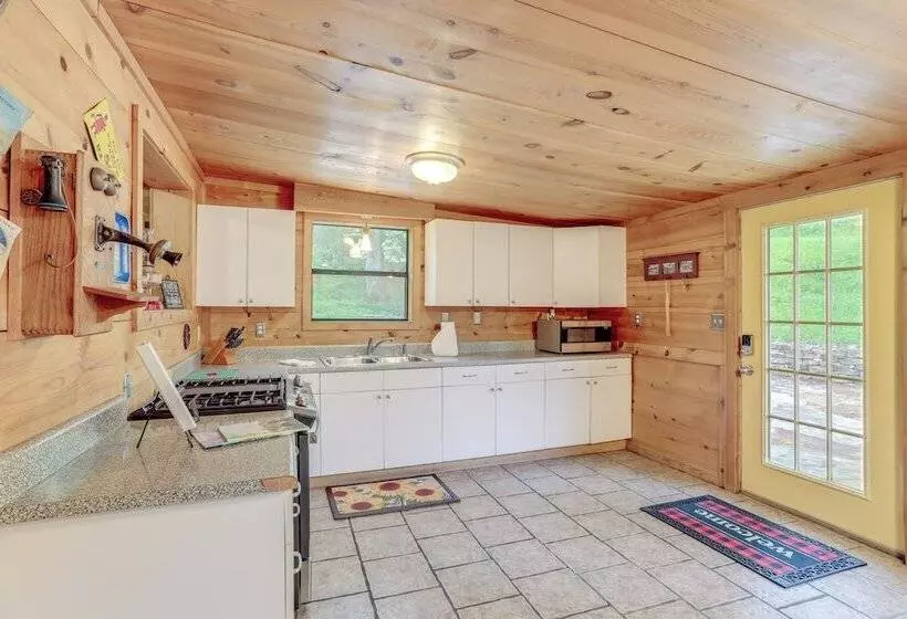 Mountain View Cabin On Farm: 3 Mi To Town & Shops