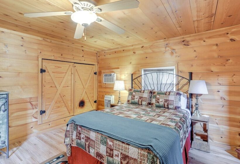 Mountain View Cabin On Farm: 3 Mi To Town & Shops