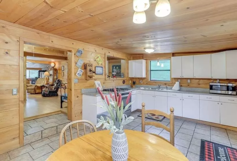 Mountain View Cabin On Farm: 3 Mi To Town & Shops