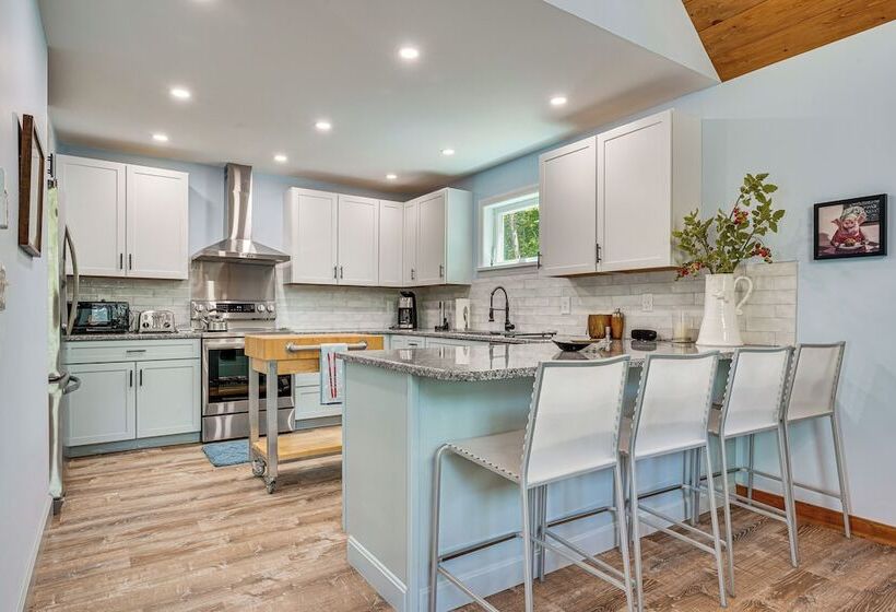 Near Hiking Trails & Ski Resorts: Killington Home!