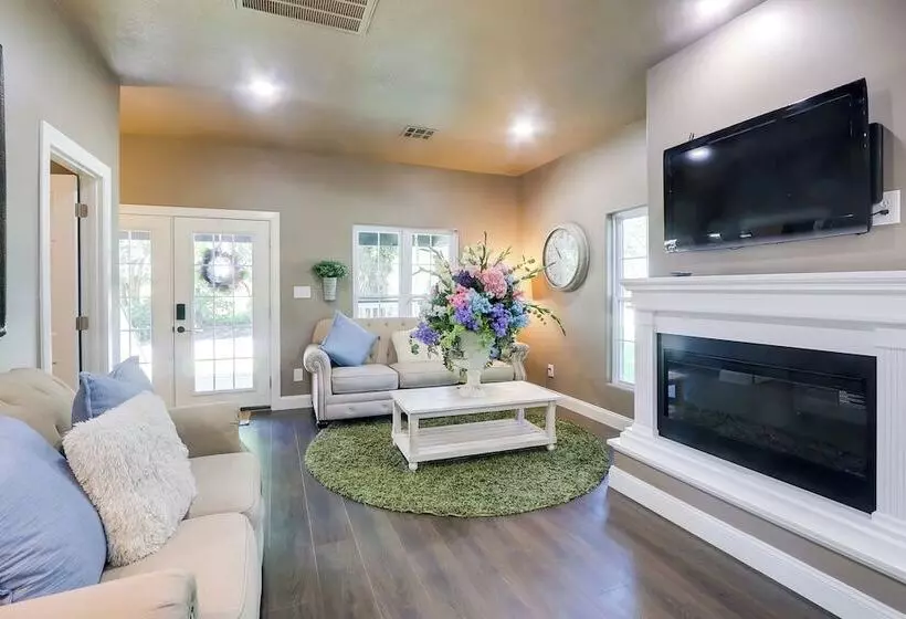 Modern Farmhouse In Belle Plaine W/ Covered Porch!