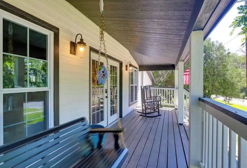 Modern Farmhouse In Belle Plaine W/ Covered Porch!